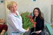 Участницы акции «Леди – донор», накануне Международного женского дня, получили цветы и подарки.