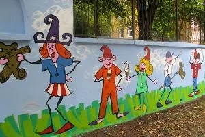 Ограждение Детской областной больницы украсили веселые рисунки Ограждение Детской областной больницы украсили веселые рисунки