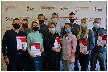 Нагрудным знаком и удостоверением "Почетный донор России" удостоили сразу шестнадцать калининградцев