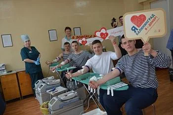 В ходе донорской акции калининградские курсанты сдали более сорока литров крови